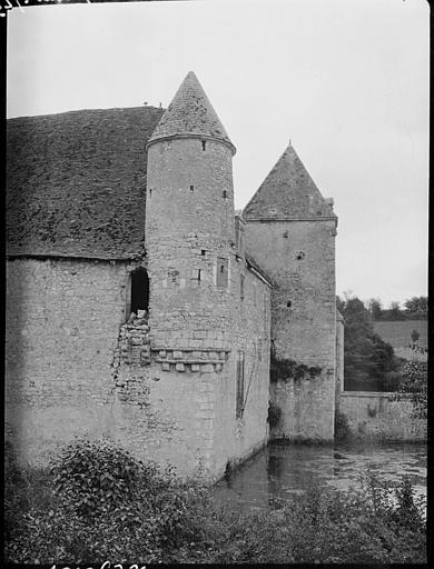 Tours et mur d'enceinte, douves