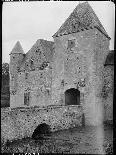 Châtelet d'entrée : pont-levis et douves