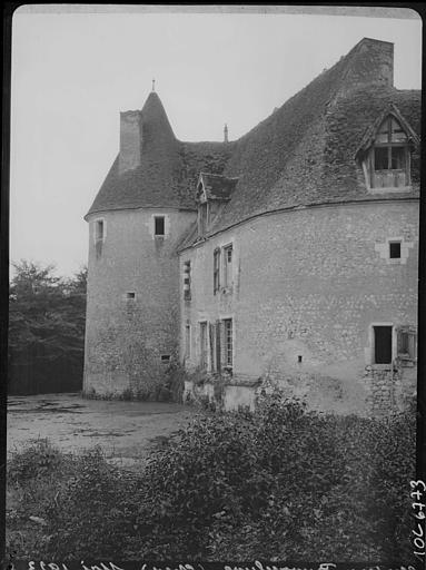 Tour et façade latérale, douves