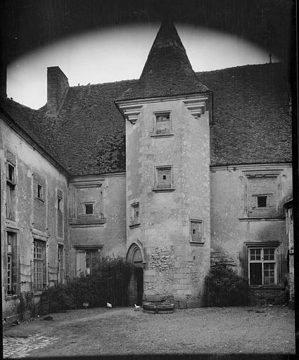 Façade sur cour, tourelle en encorbellement