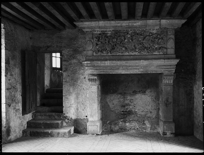 Intérieur : cheminée, escalier