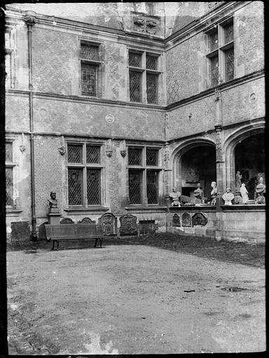 Cour intérieure : exposition de sculptures