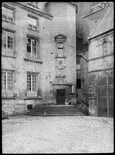 Cour intérieure : tourelle et escalier extérieur