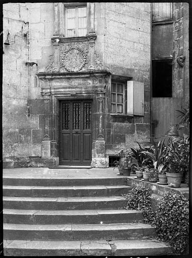 Cour intérieure : porte et escalier extérieur