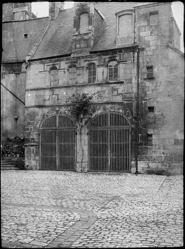 Façade sur cour pavée, grilles en fer forgé