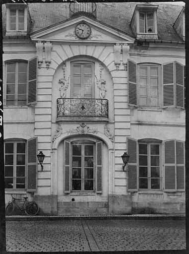 Façade : fenestrage, fronton et sculptures