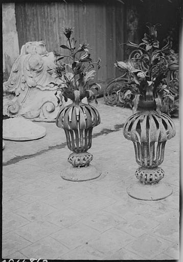 Vente Sardou Marly-le-Roi 1909. Vases en fer forgé