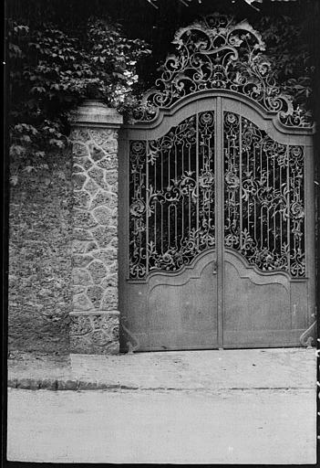 Portail du parc : grille en fer forgé