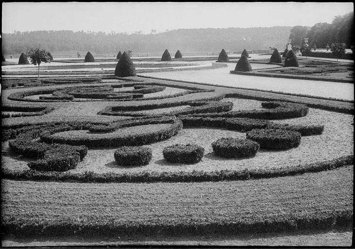 Parterres aux arbustes taillés