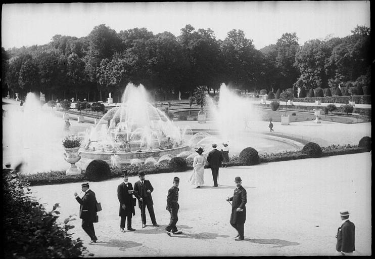 Promeneurs dans les jardins, bassin