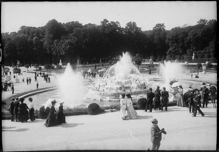 Promeneurs dans les jardins