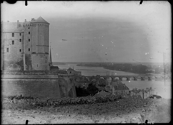 Tour ouest, vue sur la Loire et un pont