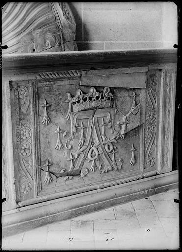 Intérieur : boiserie avec blason