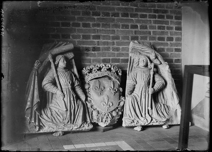 Intérieur : statues et blason