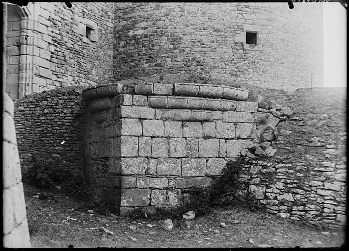 Partie inférieure d'une tour, murs en pierre