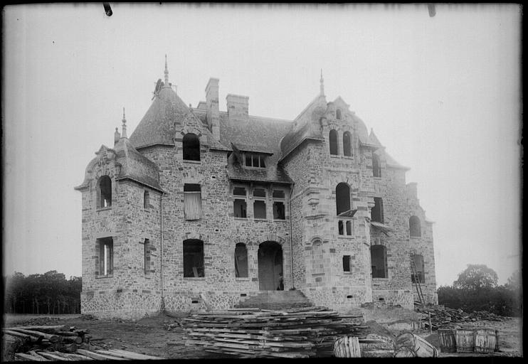 Façade principale en construction, matériaux