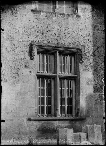 Cour intérieure : fenêtre à meneau