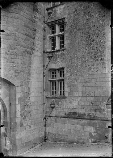 Cour intérieure : fenêtres à meneau