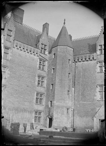 Cour intérieure : tourelle d'escalier