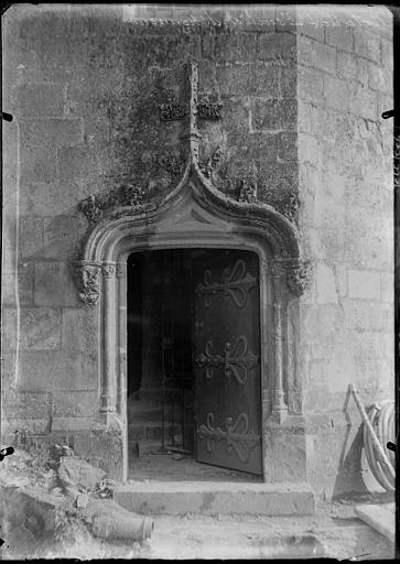 Cour intérieure : porte au gable de la tourelle d'escalier