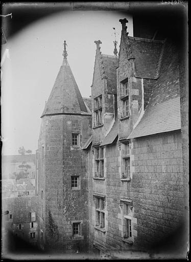 Cour intérieure : fenêtres à meneau et lucarnes, tourelle d'escalier