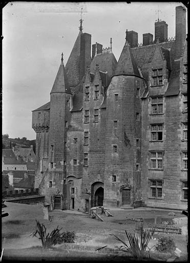 Façade sur cour, aile gauche, tourelles d'escalier et fenêtres à meneau