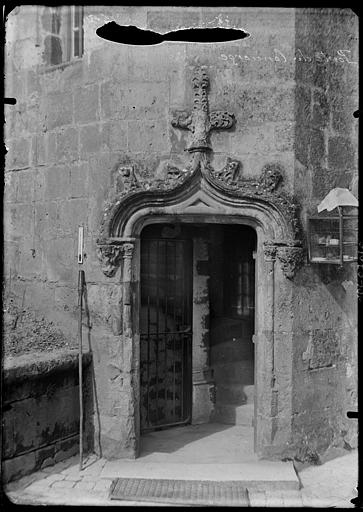 Cour intérieure : porte au gable de la tourelle d'escalier