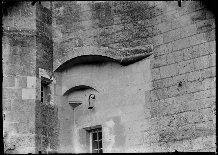 Cour intérieure : angle de murs, surplomb et fenêtre à meneau