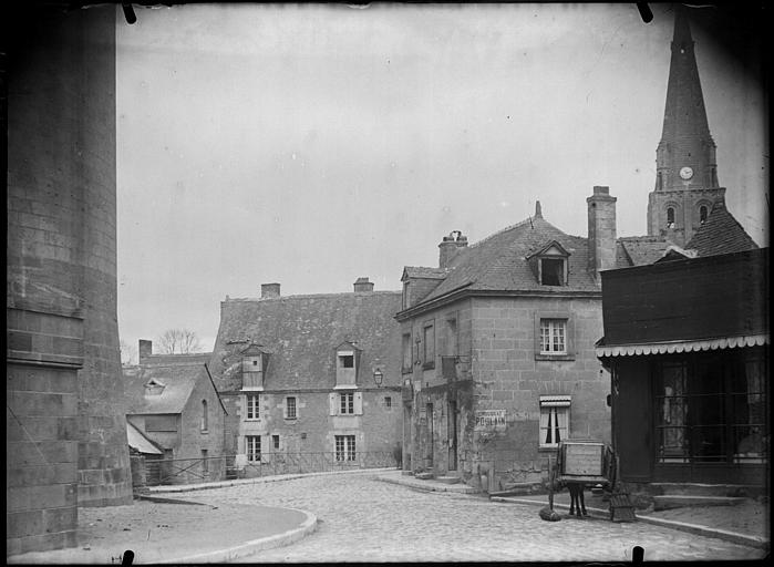 Façade sur rue, côté droit, maisons et clocher de l'église