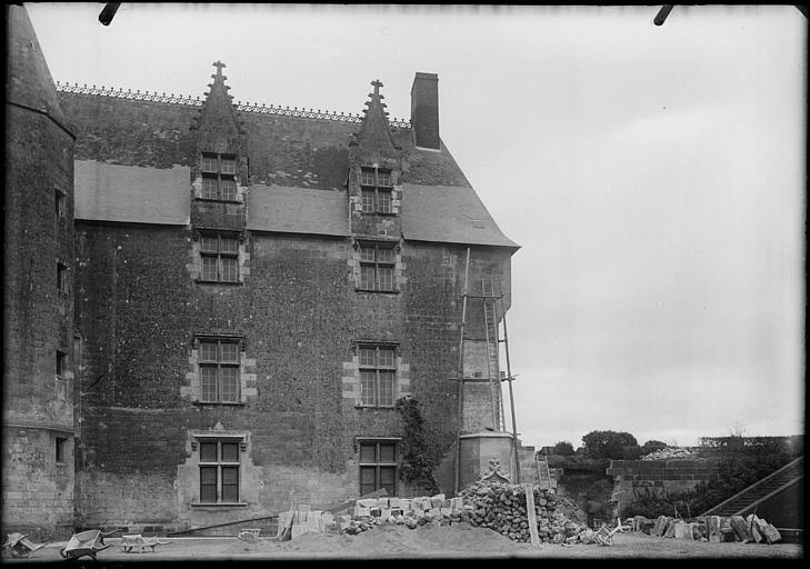 Cour intérieure : restauration d'une tour