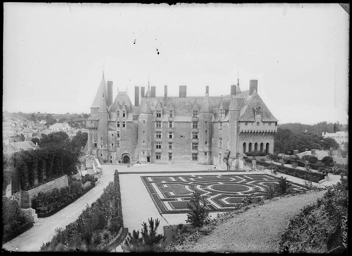 Façade ouest sur jardins, parterre de fleurs