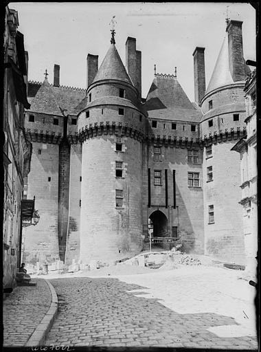 Châtelet d'entrée, pont-levis sur rue