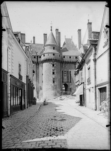 Châtelet d'entrée, pont-levis sur rue