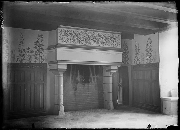 Intérieur : cheminée de la salle à manger, restaurée avec peintures