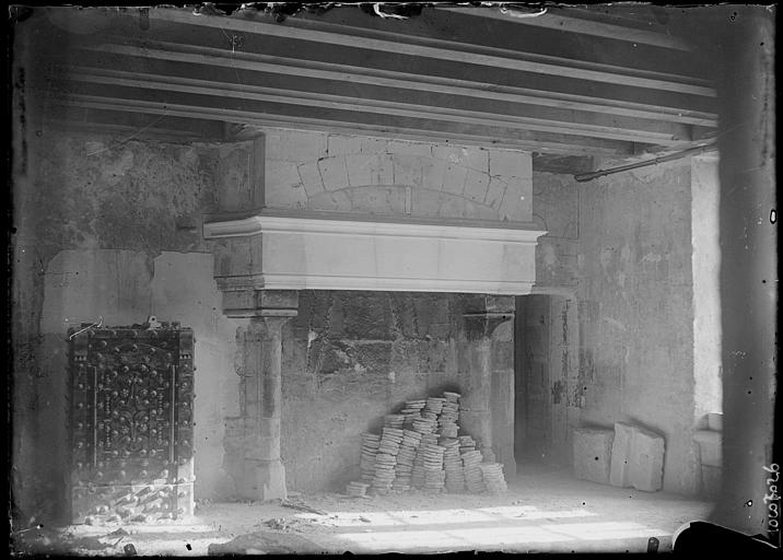 Intérieur : cheminée de la salle à manger, avant restauration