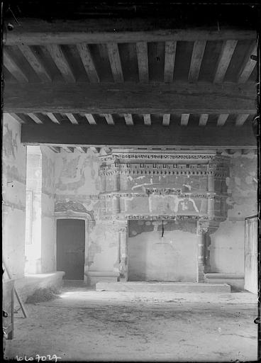 Intérieur : cheminée monumentale de la salle des gardes, avant restauration