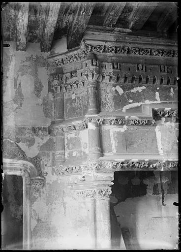 Intérieur : cheminée monumentale de la salle des gardes, détail du manteau avant restauration