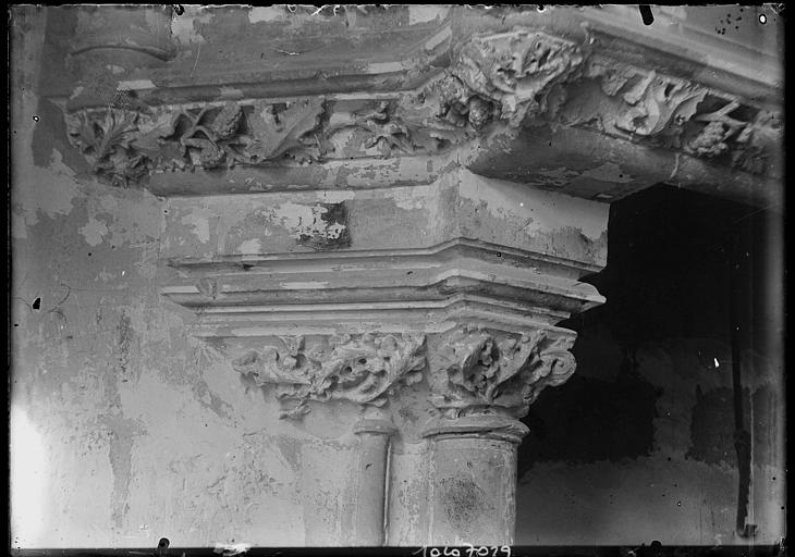 Intérieur : cheminée monumentale de la salle des gardes, détail du manteau avant restauration