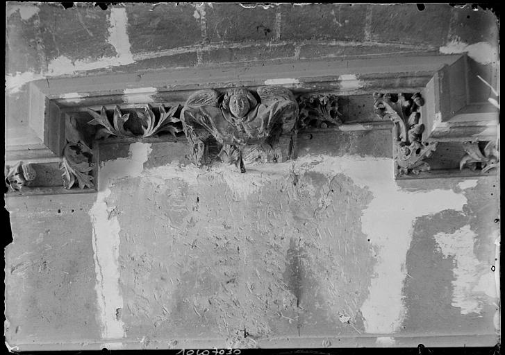 Intérieur : cheminée monumentale de la salle des gardes, détail du manteau avant restauration