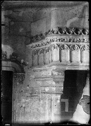 Intérieur : cheminée du grand salon d'Anne de Bretagne, détail du manteau avant restauration