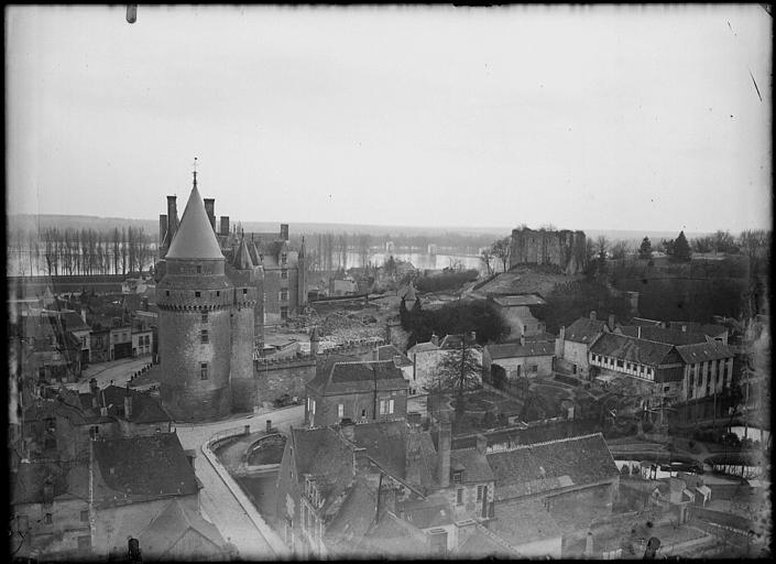 Vue générale sur la ville et le château