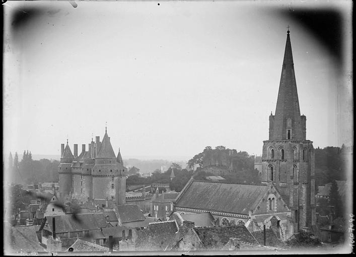 Vue générale sur le château et l'église