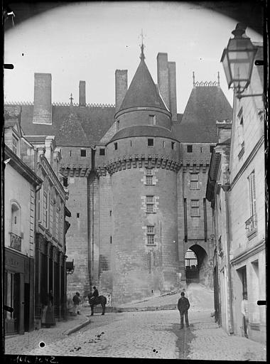 Châtelet d'entrée, pont-levis sur rue