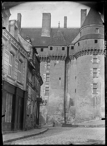 Façade sur rue : tour, maisons