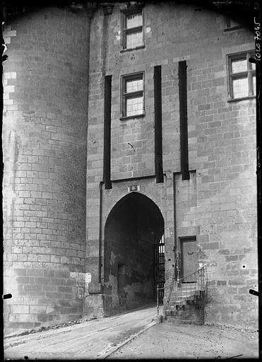 Façade sur rue : pont-levis