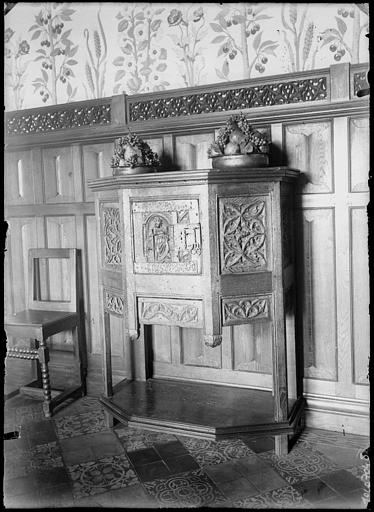 intérieur : dressoir en bois sculpté