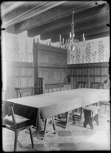 Intérieur : mobilier de la salle à manger, table, chaises