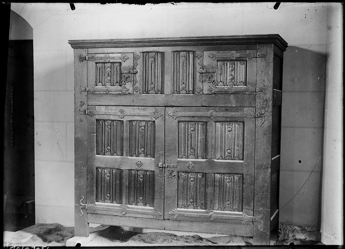 Intérieur : bahut en bois de la chambre aux chardons rouges