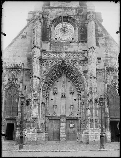 Façade ouest : portail central et portes