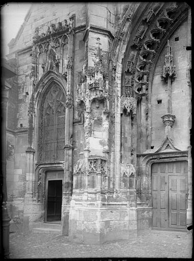 Façade ouest : détail du portail central et porte de droite